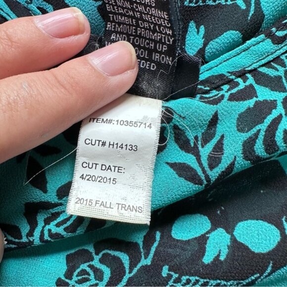 Torrid | Blue & Black Skull Print Chiffon Short Sleeve Blouse | Size 0 - Picture 10 of 12